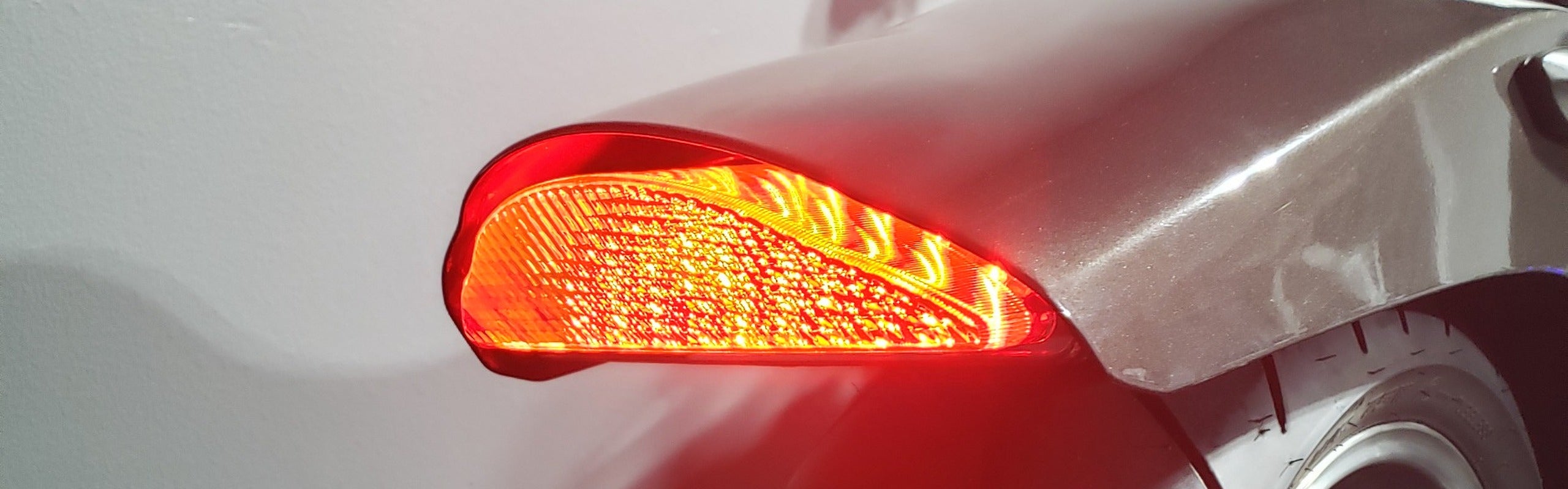 Feu arrière LED Blaster-X brillant d'un rouge vif sur une Yamaha Warrior