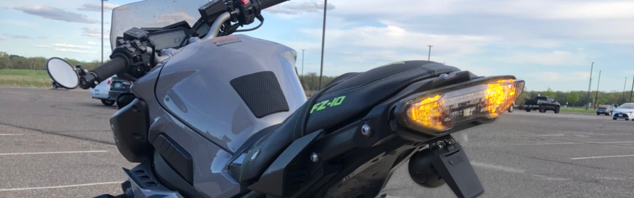 Yamaha FZ-10 avec clignotants LED encastrés clignotant en orange